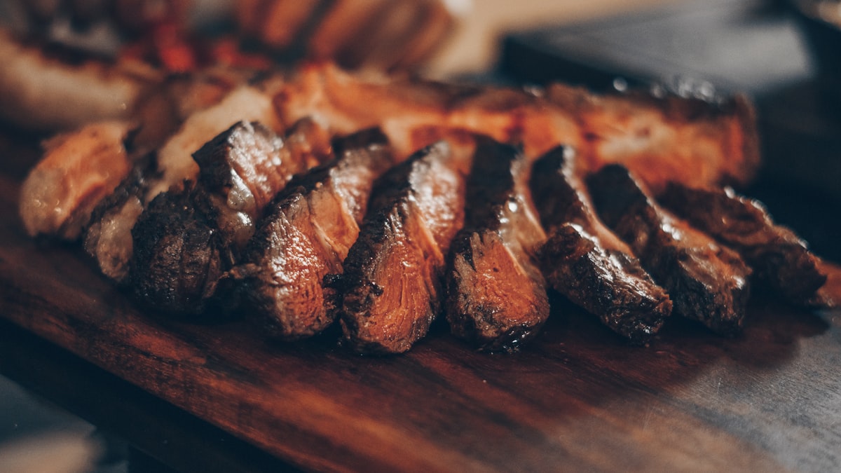 Brasa ardente com cortes na grelha